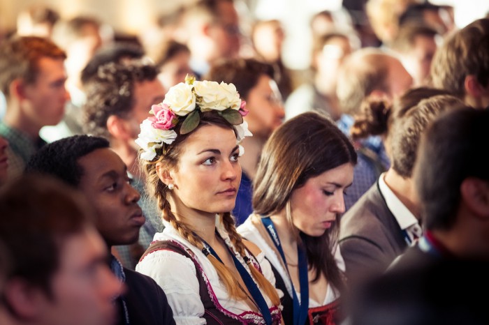Oktoberfest einmal anders: 3600 Gründer in einem Festzelt