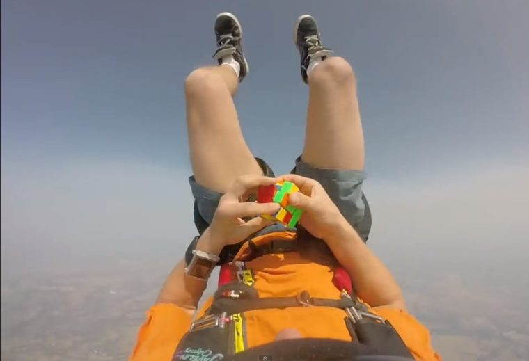 Einen Rubik’s Cube im freien Fall lösen ist das Video, das du heute gesehen haben musst