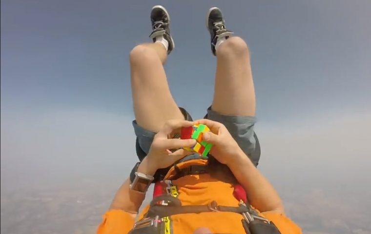 Einen Rubik’s Cube im freien Fall lösen ist das Video, das du heute gesehen haben musst