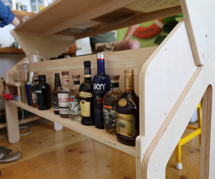 Morgens Schreibtisch, abends Bar: „Transforming Bar Desk“