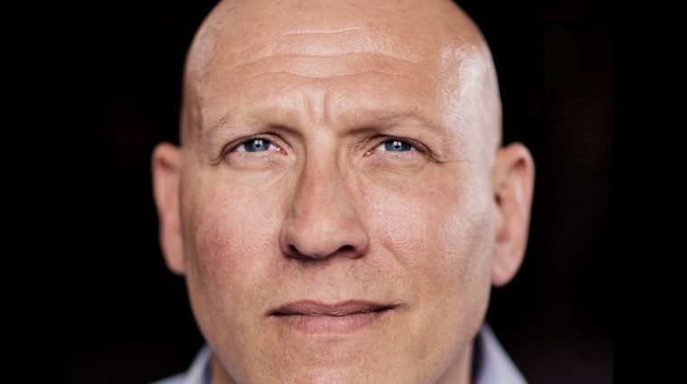 Ein Mann, sechs Rollen, sechs Fotografen: Dieser Versuch zeigt die Macht von Blickwinkeln