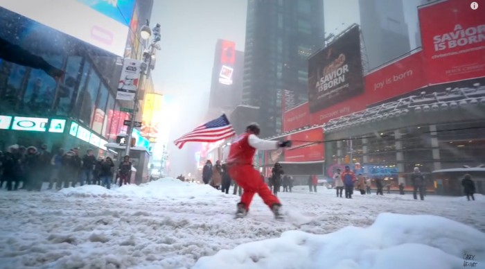 Mit dem Snowboard durch Manhattan: Casey Neistat beherrscht die Straßen von NYC