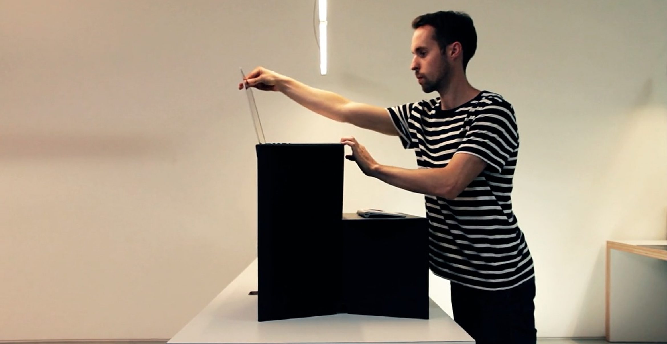 Rückenschmerzen adé: Dieser Karton macht euren Tisch zu einem Standing Desk