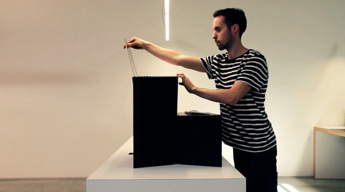 Rückenschmerzen adé: Dieser Karton macht euren Tisch zu einem Standing Desk
