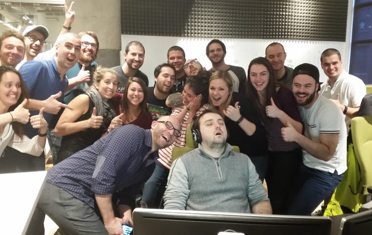 Viral: Praktikant wird am zweiten Tag beim Nickerchen erwischt – das Internet dreht durch