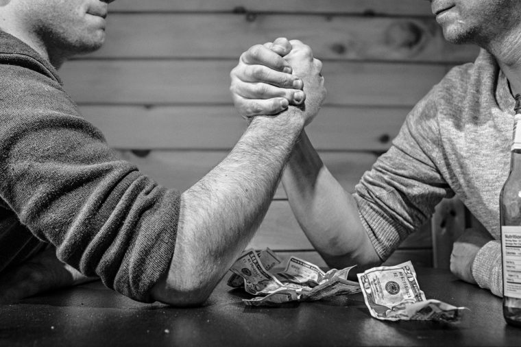 Die Kunst der Gehaltsverhandlung: Dos and Don’ts vom Timing bis zur Kündigungsdrohung