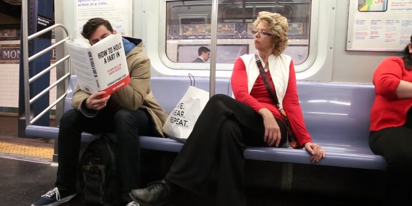 Lesen in der U-Bahn: die Reaktionen der Mitmenschen auf Fake-Buchtitel gefilmt