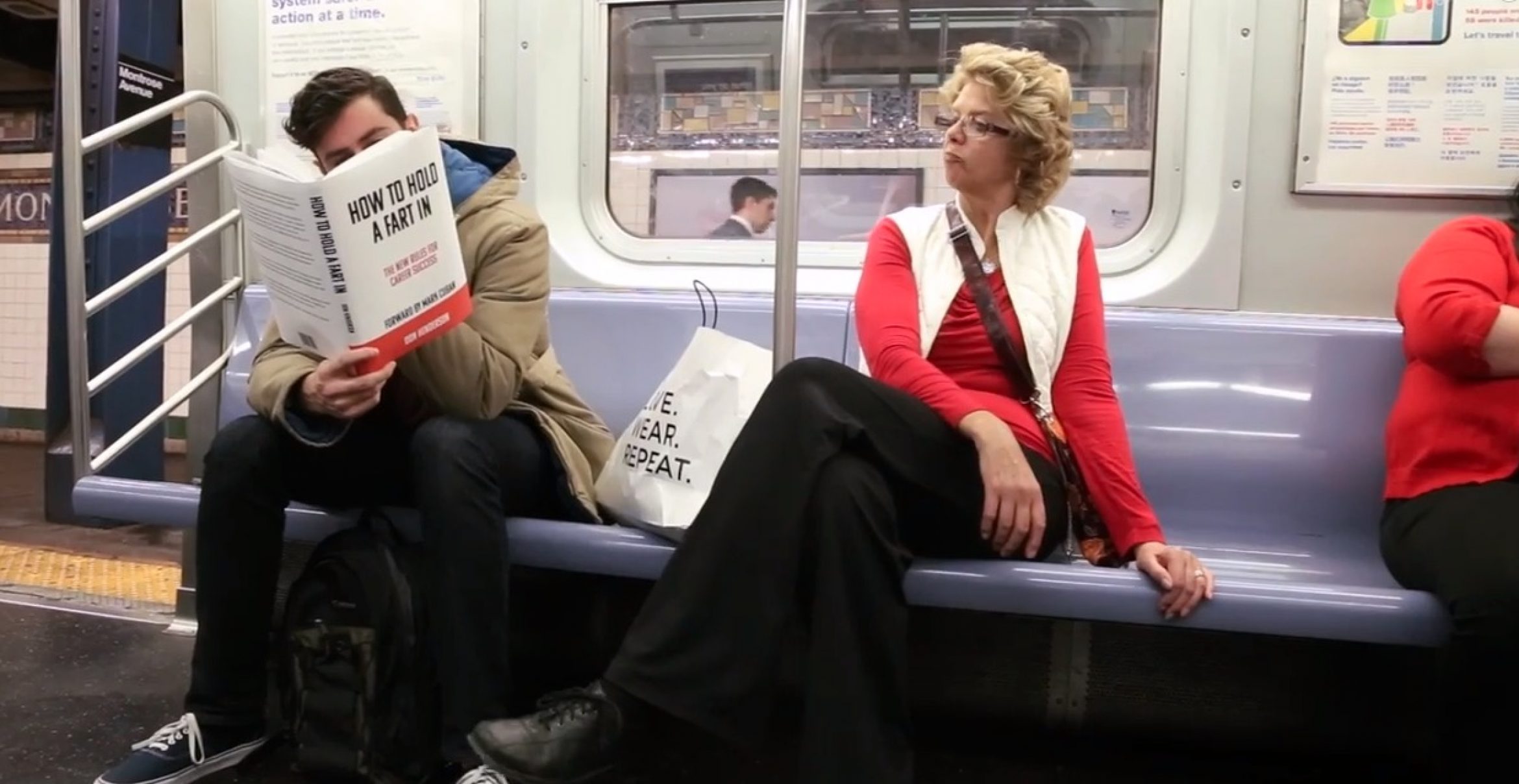 Lesen in der U-Bahn: die Reaktionen der Mitmenschen auf Fake-Buchtitel gefilmt