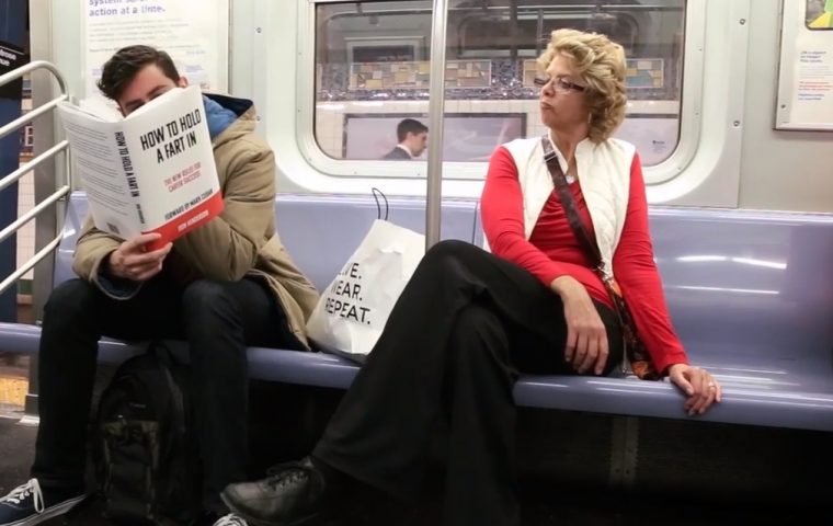 Lesen in der U-Bahn: die Reaktionen der Mitmenschen auf Fake-Buchtitel gefilmt