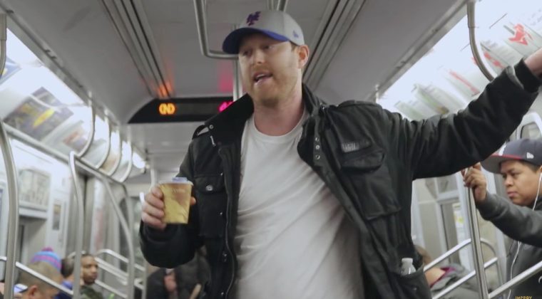 Viral: Mann sammelt in New Yorker U-Bahn für Zeitmaschine – und wird von der Zukunft eingeholt