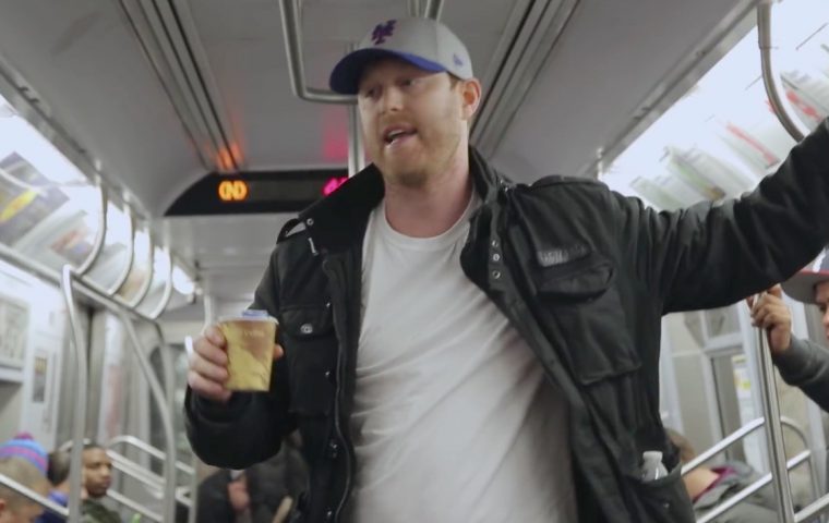 Viral: Mann sammelt in New Yorker U-Bahn für Zeitmaschine – und wird von der Zukunft eingeholt