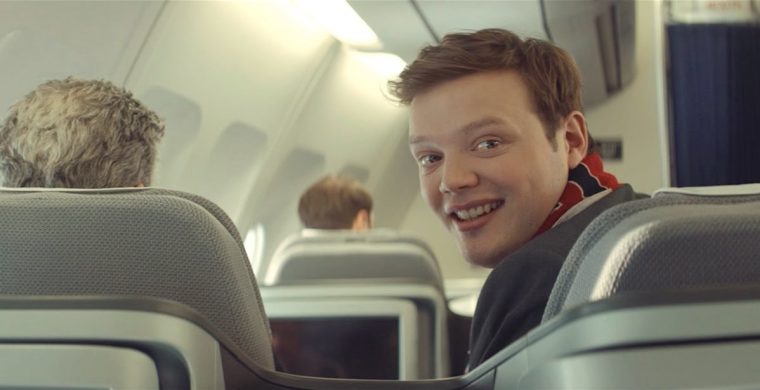 „We’re flying with the Germans?!“ – Lufthansa nimmt in neuem Spot englische Fans auf die Schippe