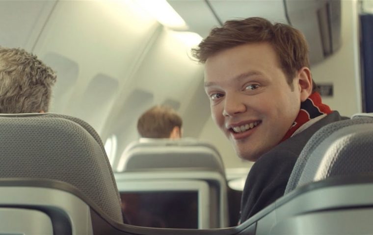 „We’re flying with the Germans?!“ – Lufthansa nimmt in neuem Spot englische Fans auf die Schippe