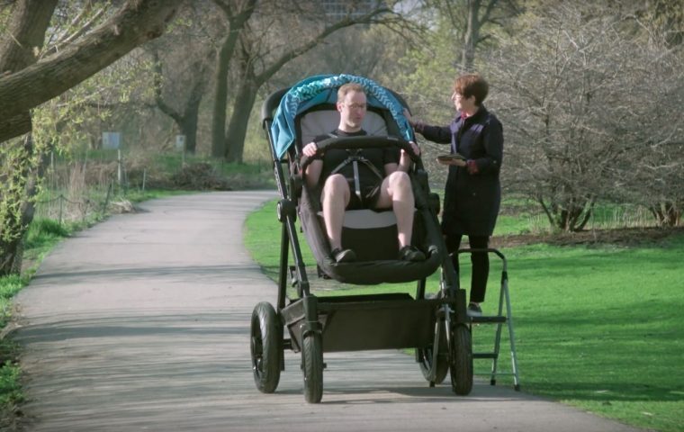 Marketing-Gag: Vor dem Kauf den Kinderwagen probefahren