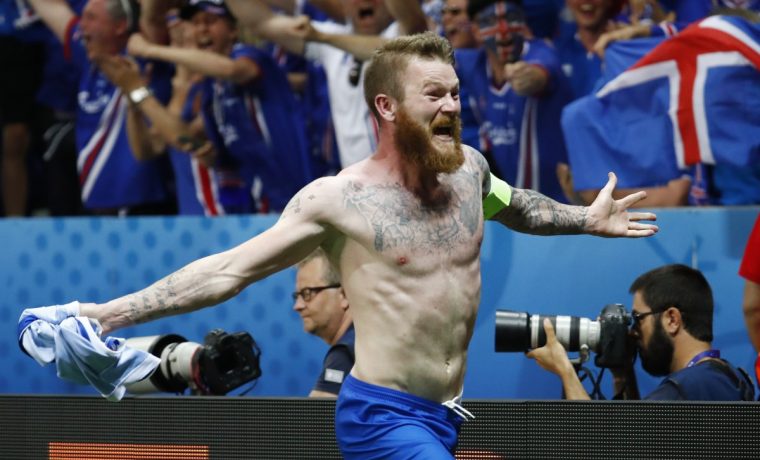 So geht Leidenschaft: Islands Kommentator dreht beim Spiel gegen England wieder völlig durch