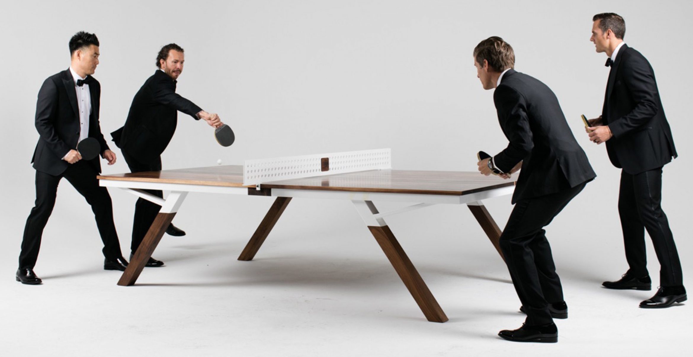 Let’s Play – Dieses hölzerne Schmuckstück verwandelt sich vom Konferenztisch zur stylischen Tischtennisplatte