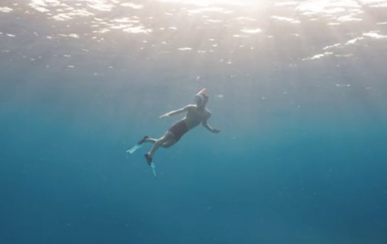 Elegant: Ein Werbeclip zu einer Tauchermaske wie man ihn so noch nicht gesehen hat