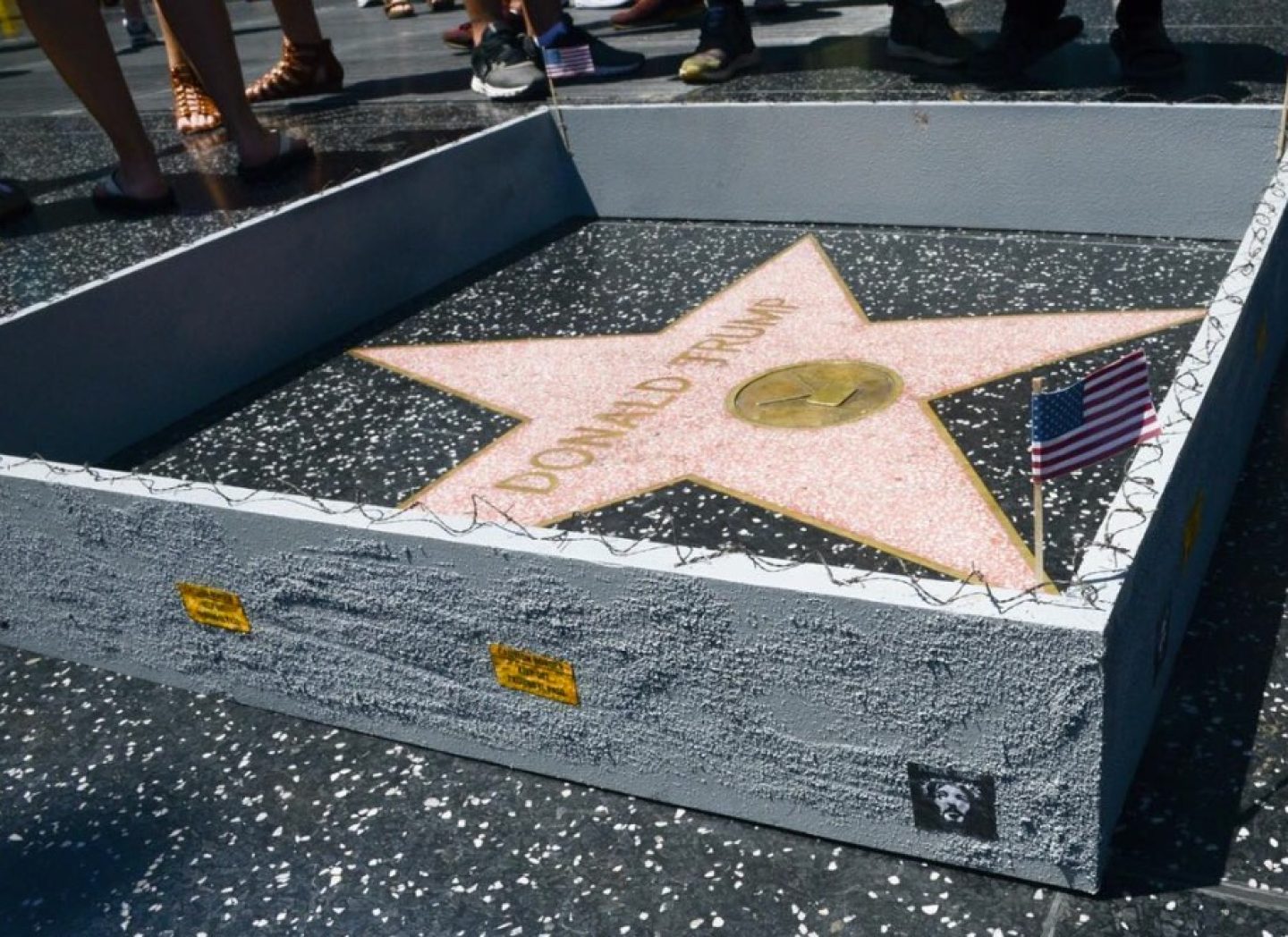 Guerilla-Aktion: Künstler zieht Grenzmauer um Donald Trumps Walk-of-Fame-Stern