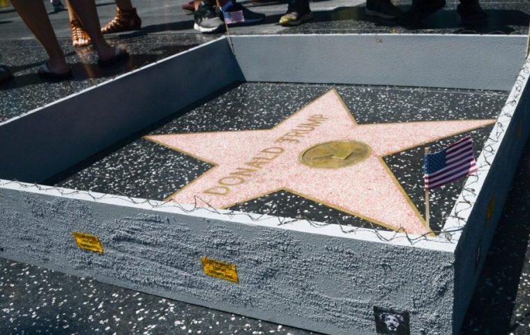 Guerilla-Aktion: Künstler zieht Grenzmauer um Donald Trumps Walk-of-Fame-Stern
