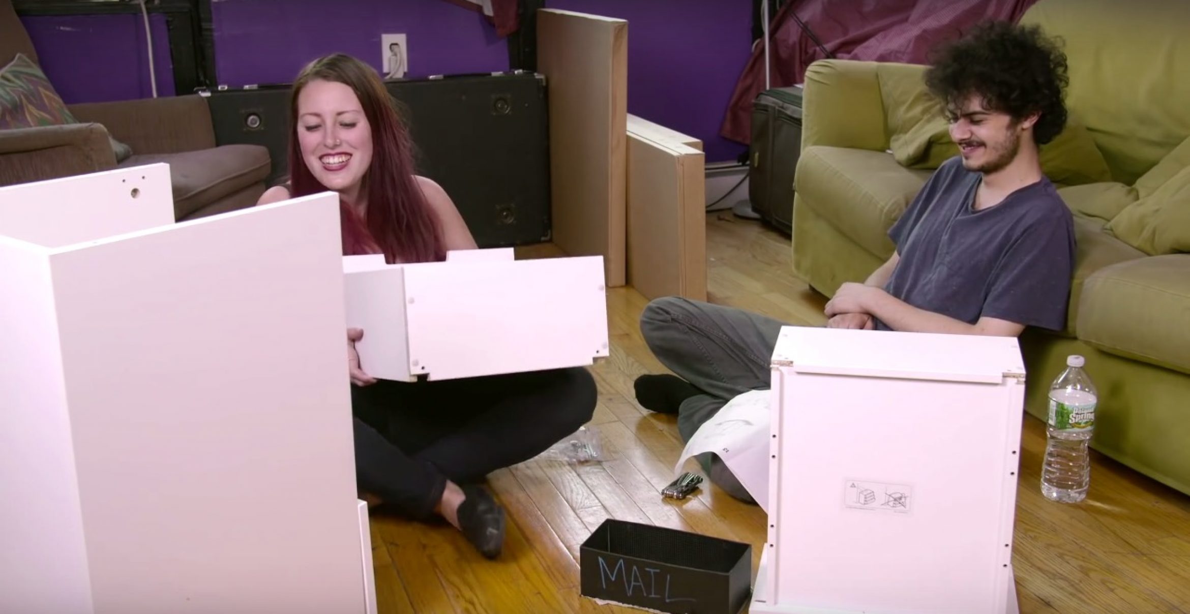 High-Concept: Dieser YouTube Kanal zeigt Menschen, die Ikea-Möbel auf Drogen zusammenbauen
