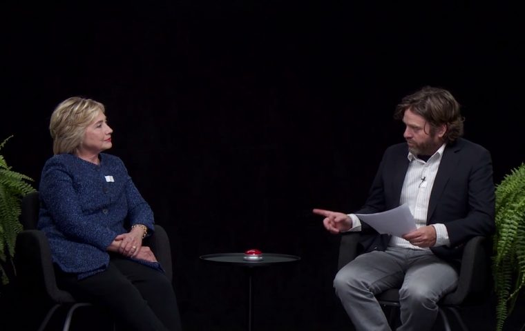 Between Two Ferns: Das nächste legendäre „Interview“ von Zach Galifianakis ist mit… Hillary Clinton