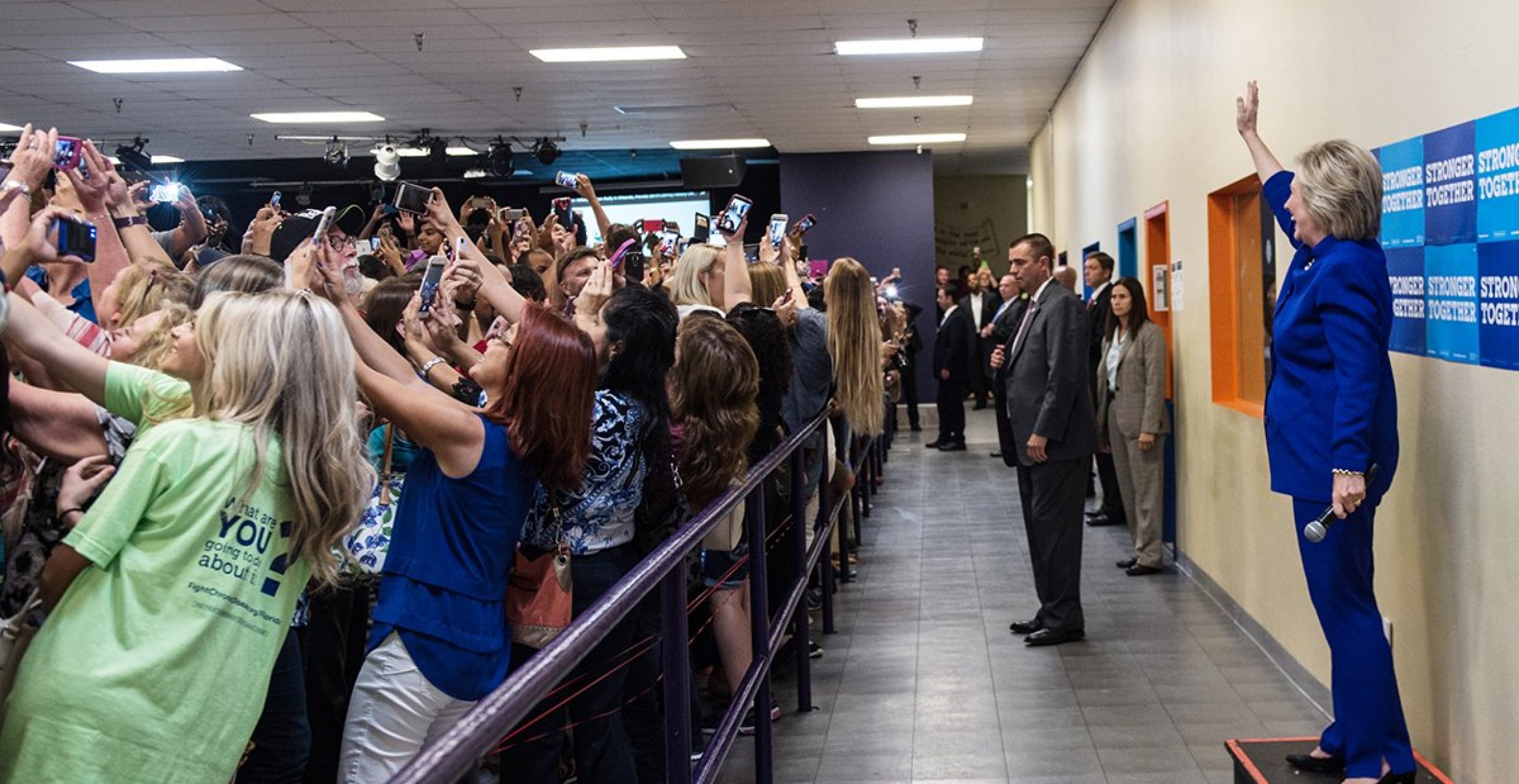 2016 in einem Bild: Das Selfie-Gewitter mit Hillary Clinton geht um die Welt