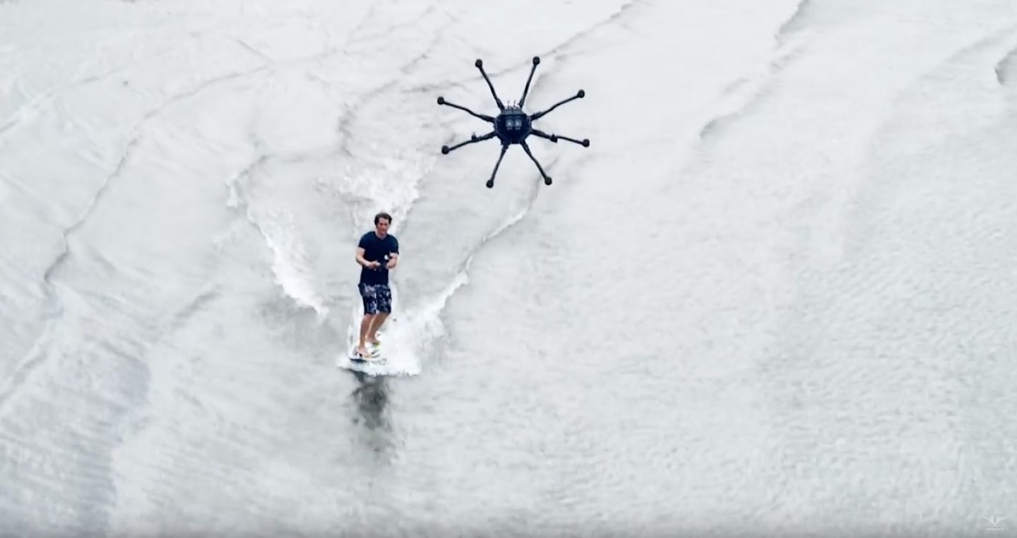 An alle Wellenreiter und die es werden wollen: Drone Surfing ist der neue Trendsport