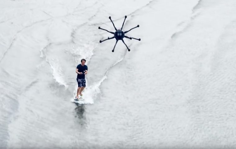 An alle Wellenreiter und die es werden wollen: Drone Surfing ist der neue Trendsport