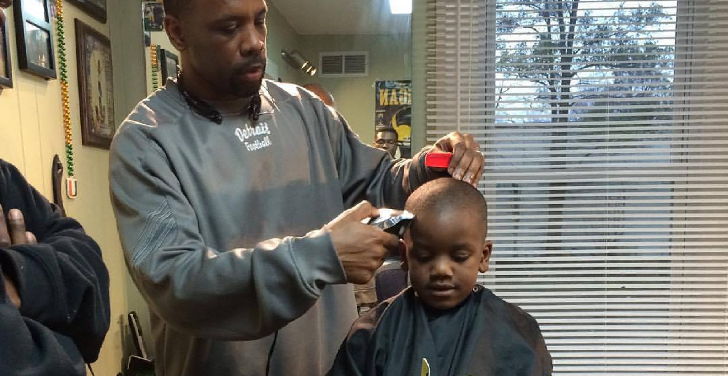 Lesestunde beim Friseur: In diesem Salon kriegen Kinder für lautes Lesen Geld zurück