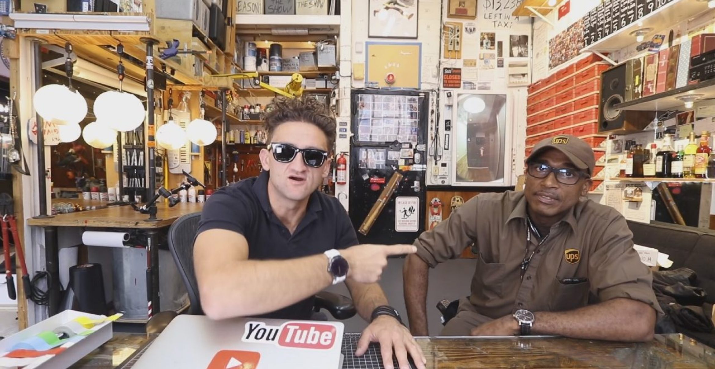 Casey Neistat hilft seinem Paketboten – und sammelt in 24 Stunden 150.000 Dollar