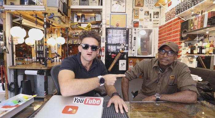 Casey Neistat hilft seinem Paketboten – und sammelt in 24 Stunden 150.000 Dollar