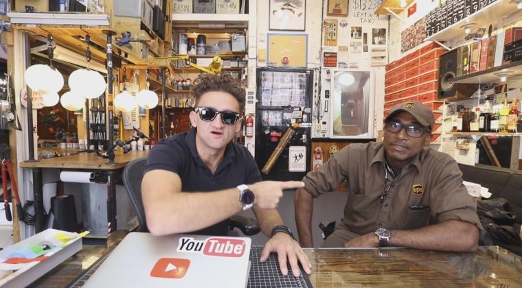 Casey Neistat hilft seinem Paketboten – und sammelt in 24 Stunden 150.000 Dollar