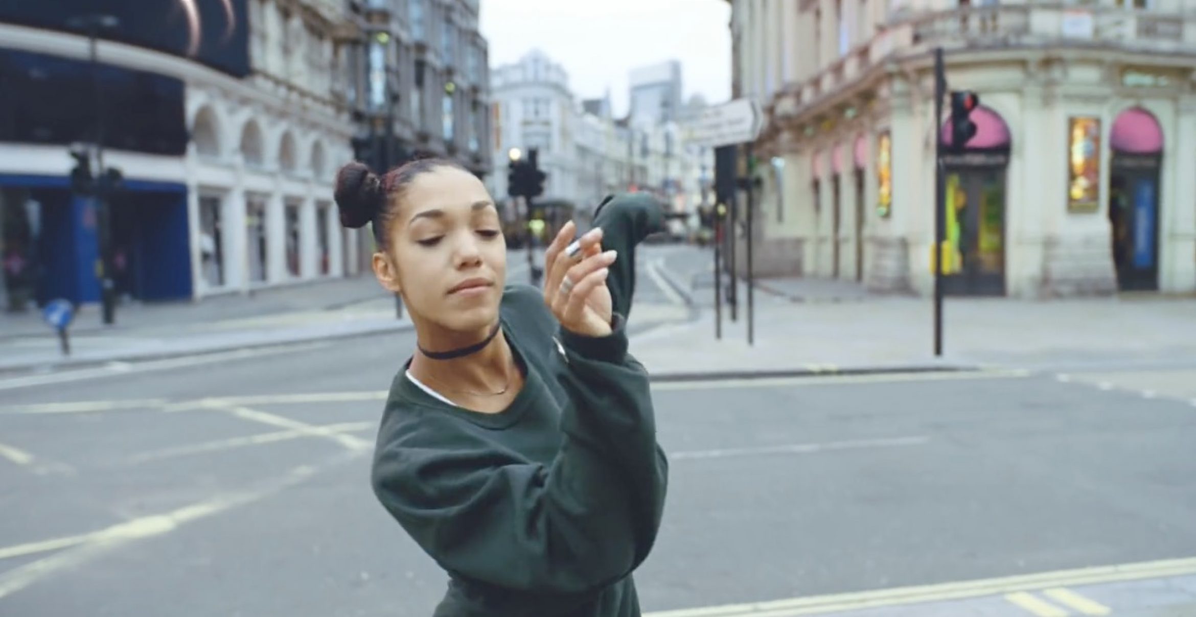 Einsamkeit als Stilmittel: Bose fegt in neuem Clip die Innenstadt Londons leer