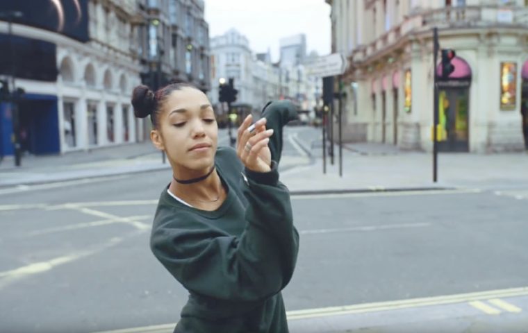 Einsamkeit als Stilmittel: Bose fegt in neuem Clip die Innenstadt Londons leer