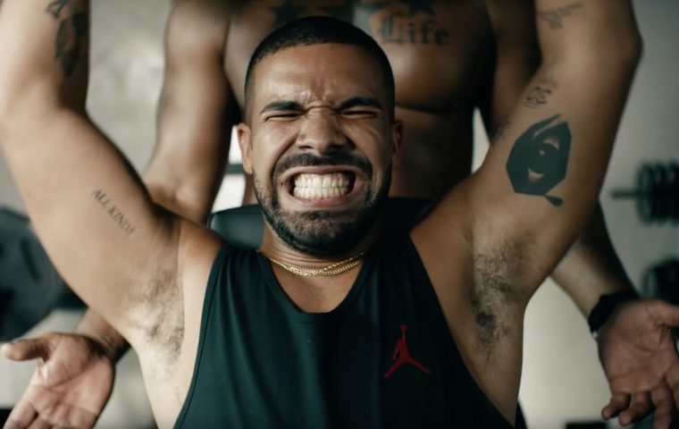“Distractingly good“: Drake interpretiert in der neuen Apple Music Kampagne Taylor Swift – und das Netz feiert