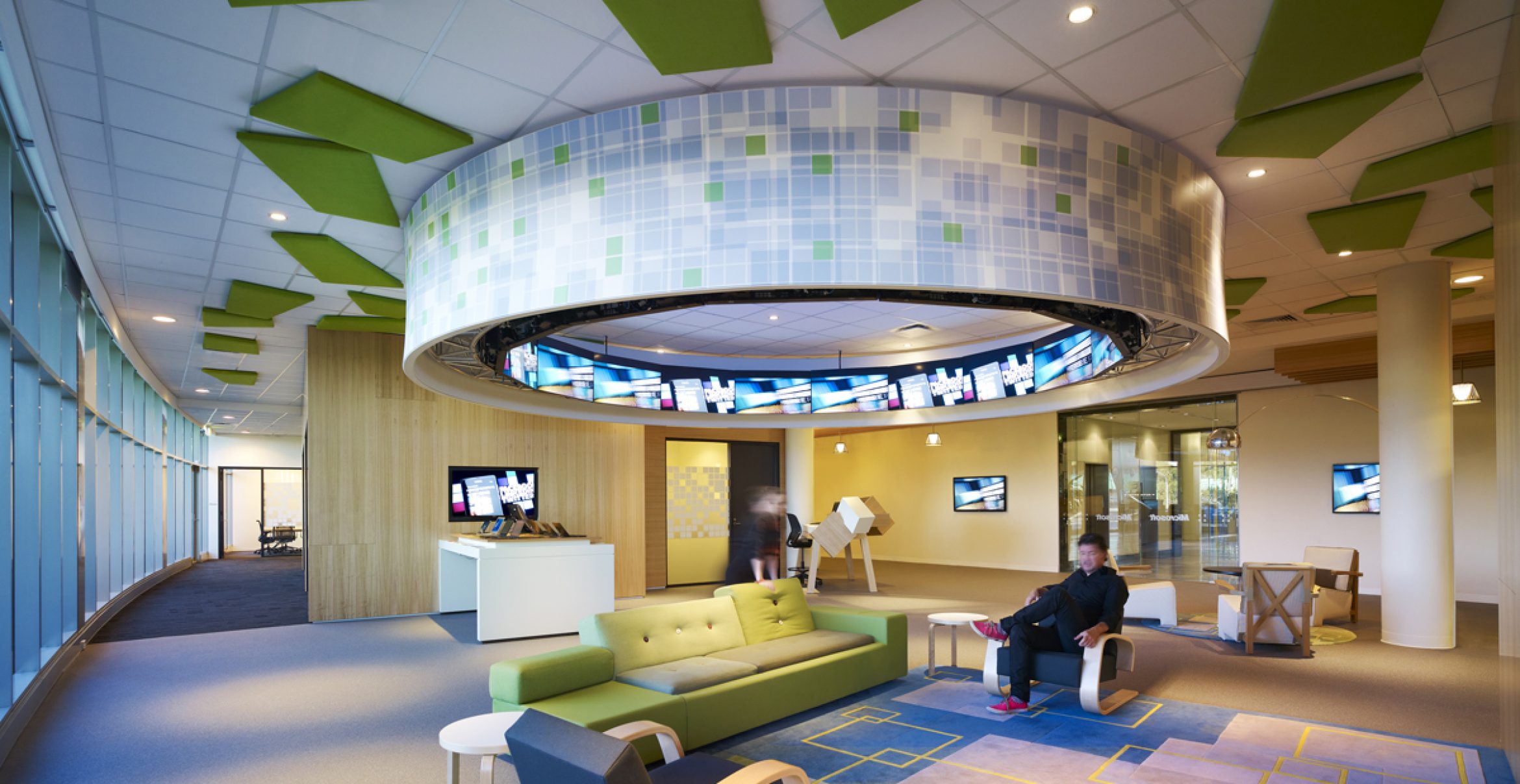 Microsoft Office in Sydney: Grünes Interior Design trifft Retrolook der 50er Jahre