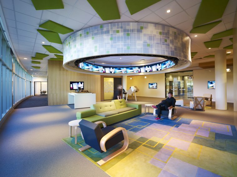 Microsoft Office in Sydney: Grünes Interior Design trifft Retrolook der 50er Jahre
