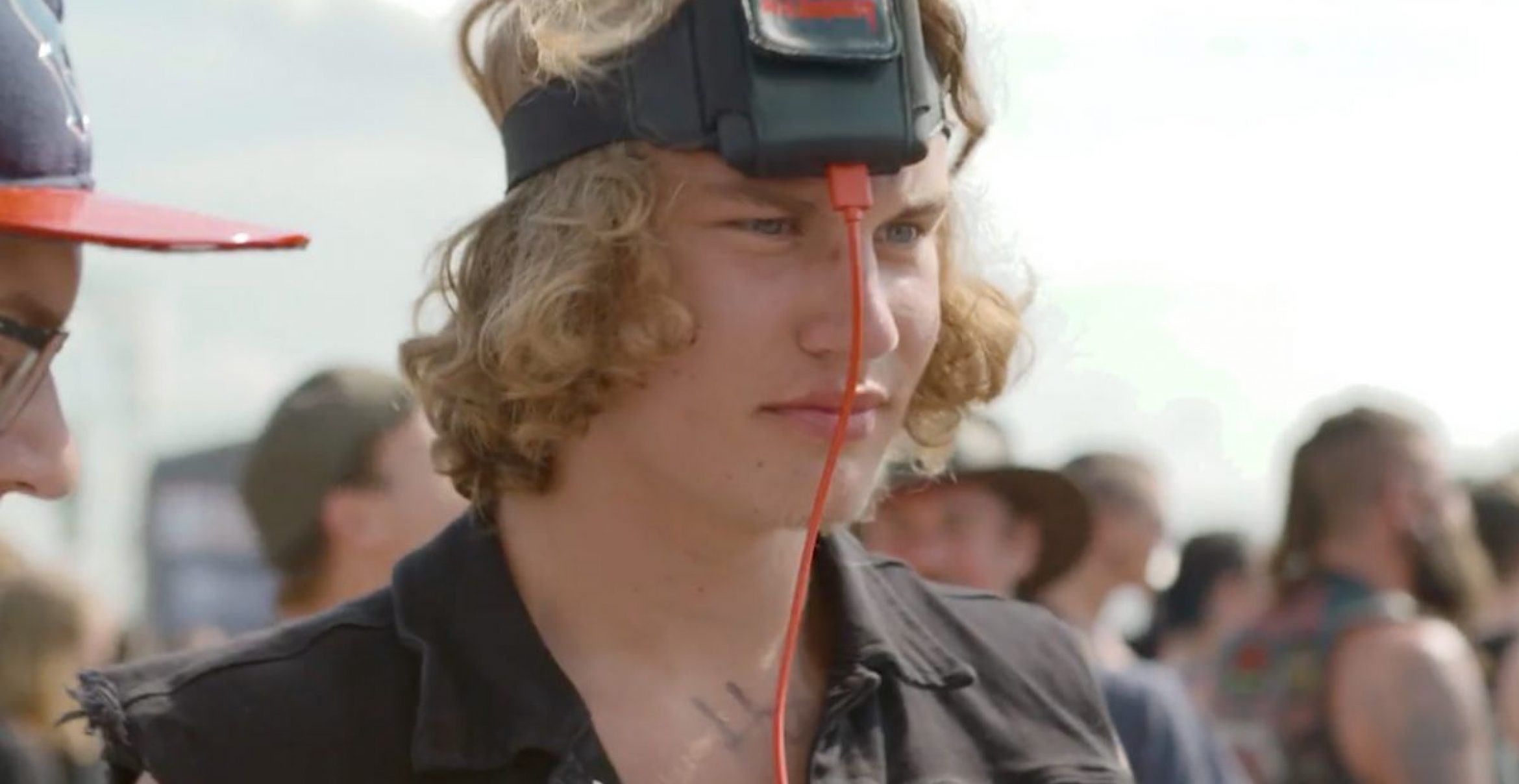 “Energy Mosher“: Mit diesem Headbanger-Stirnband kann man sein Handy aufladen
