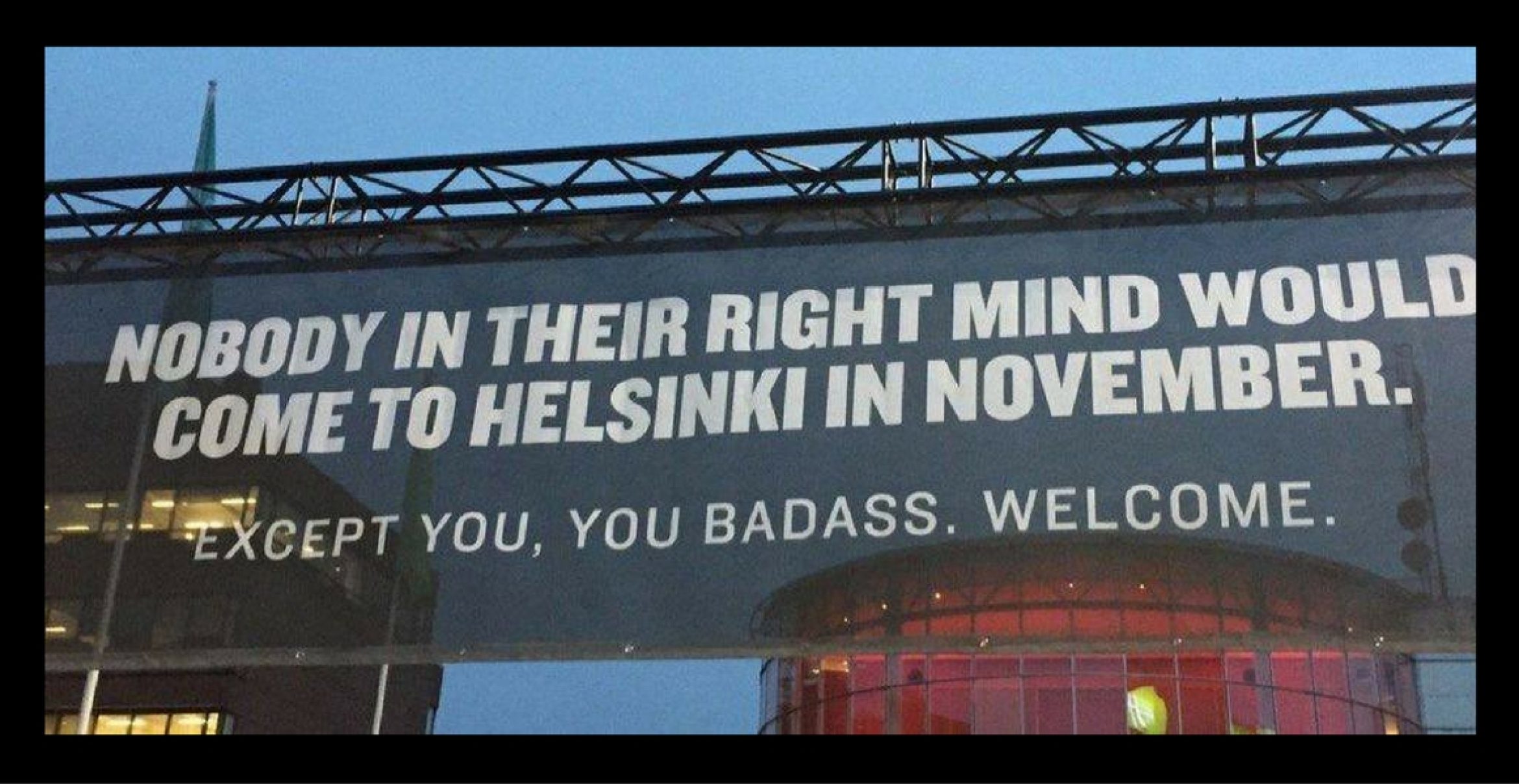 Dieser Banner am Airport Helsinki ist Grund genug, direkt nach Finnland zu fliegen