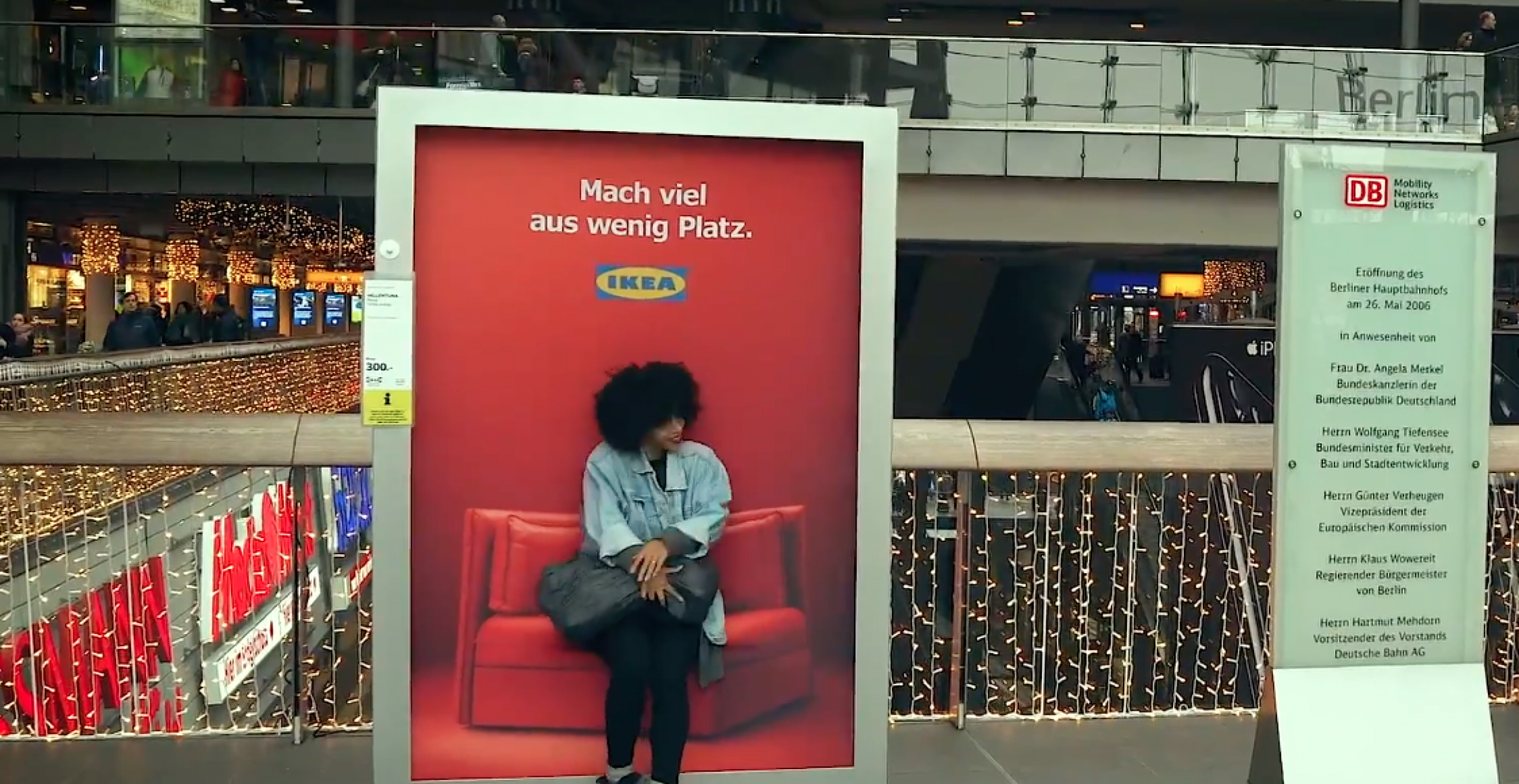 IKEA “Small Space Sitting“: In dieses Plakat kann man sich hineinsetzen