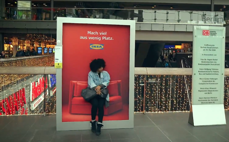 IKEA “Small Space Sitting“: In dieses Plakat kann man sich hineinsetzen