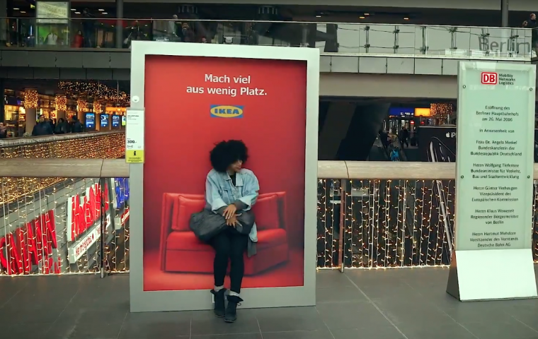 IKEA “Small Space Sitting“: In dieses Plakat kann man sich hineinsetzen