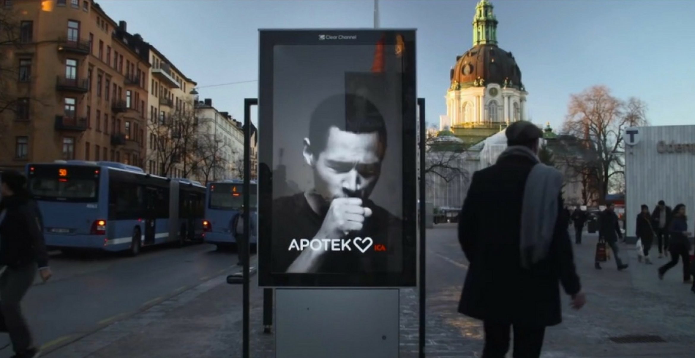 Guerilla: Schwedische Apotheke wirbt mit “hustender“ Werbung für Raucher