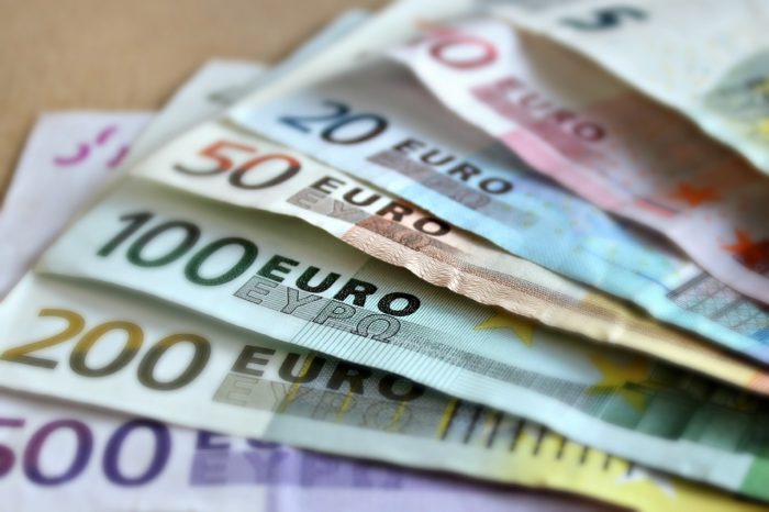 millionär-mit-65-geldscheine-euro