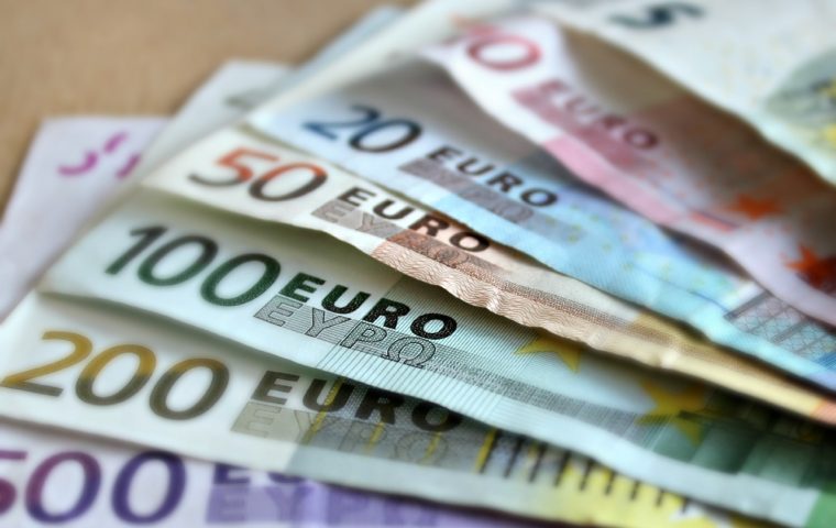 So viel Geld müsste man sparen, um mit 65 Millionär zu sein