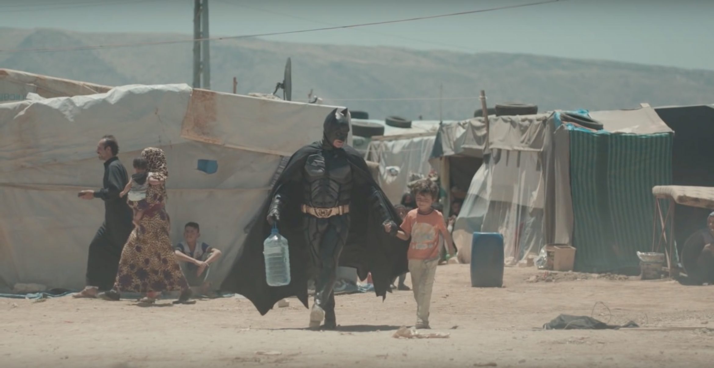Batman im Flüchtlingscamp: So macht eine Hilfsorganisation auf die Situation von syrischen Kindern aufmerksam