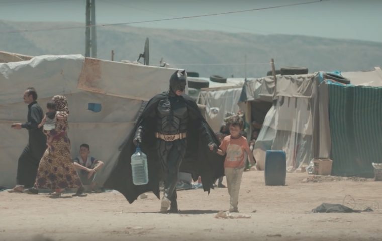 Batman im Flüchtlingscamp: So macht eine Hilfsorganisation auf die Situation von syrischen Kindern aufmerksam