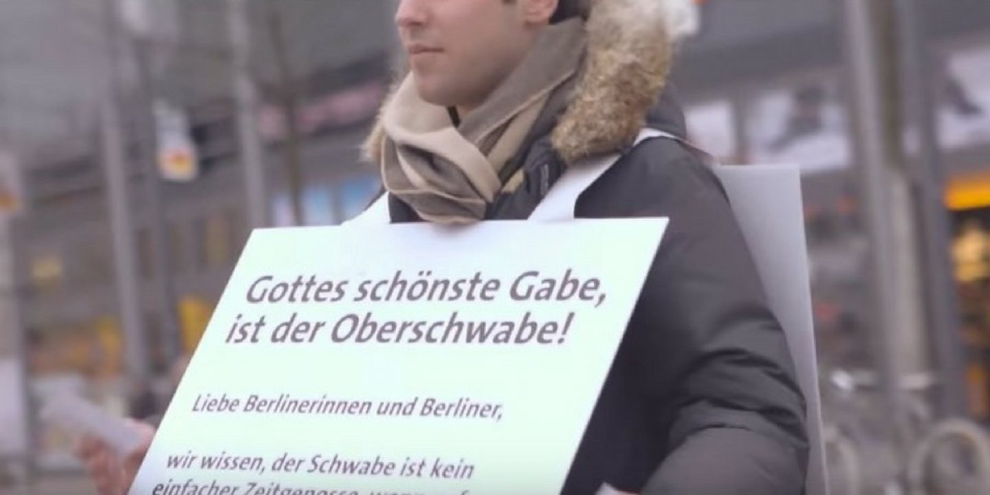 Eine schwäbische Kleinstadt schickt ihren “Win-Back-Manager“ nach Berlin um ihre Landsleute zurückzuholen