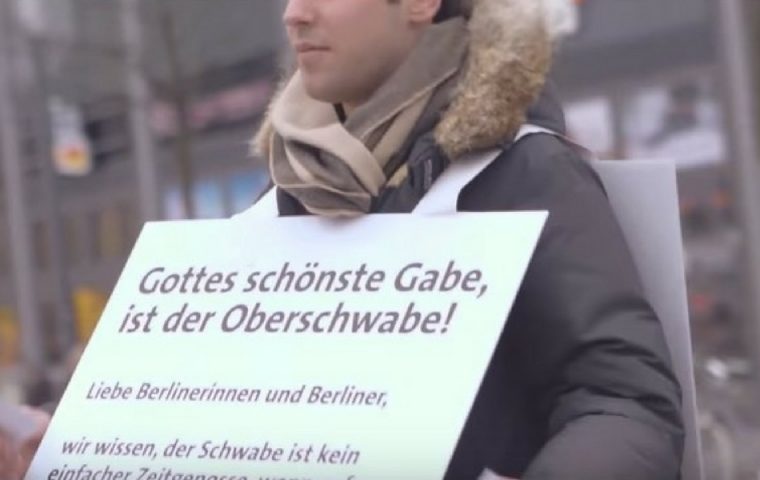Eine schwäbische Kleinstadt schickt ihren “Win-Back-Manager“ nach Berlin um ihre Landsleute zurückzuholen