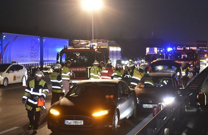 feuerwehr-a9-tesla-autobahn-elon-musk